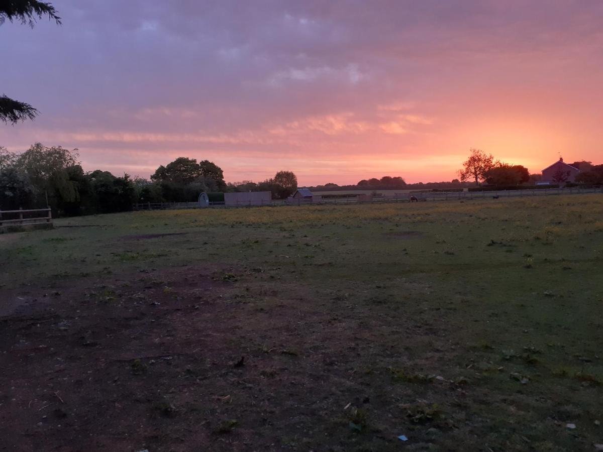 Glamping In Wiltshire The Green Knoll Is A Charm Chippenham  Zewnętrze zdjęcie